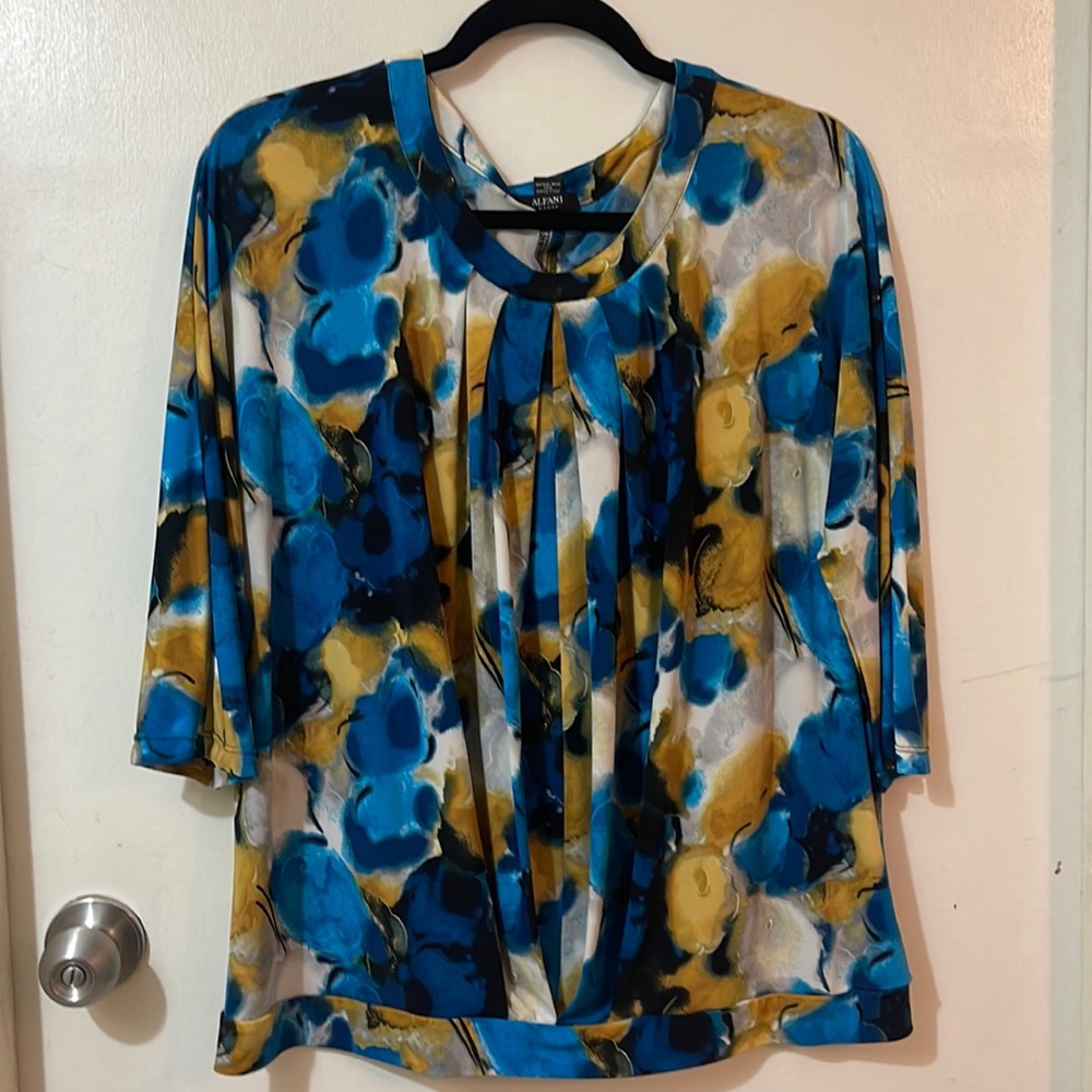 Beautiful ALFANI blouse in size XL.